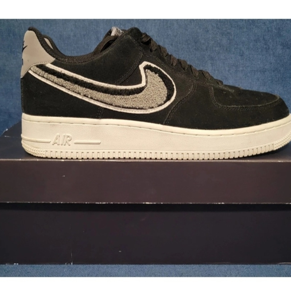Nike Air Force 1 '07 LV8 Chenille Swoosh Size 8